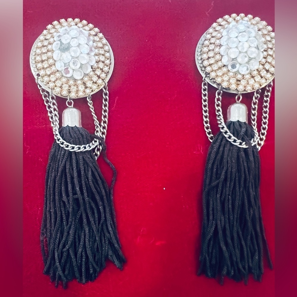 Vintage good condition costume jewelry dangle clip earrings